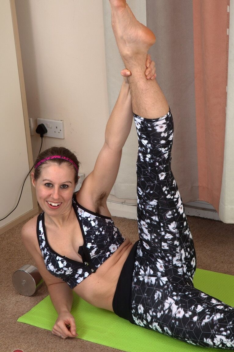 21P La MILF britannique Masie Dee se déshabille sur un tapis de yoga