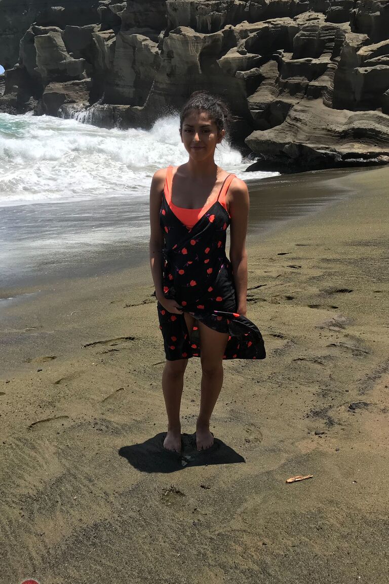 21P Sophia Leone, une jeune exotique, montre ses jolis seins.