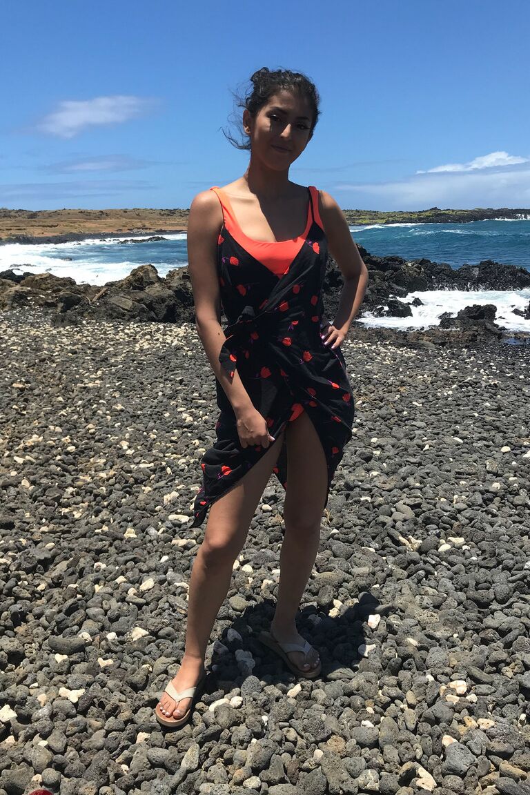 21P Sophia Leone, une jeune exotique, montre ses jolis seins.