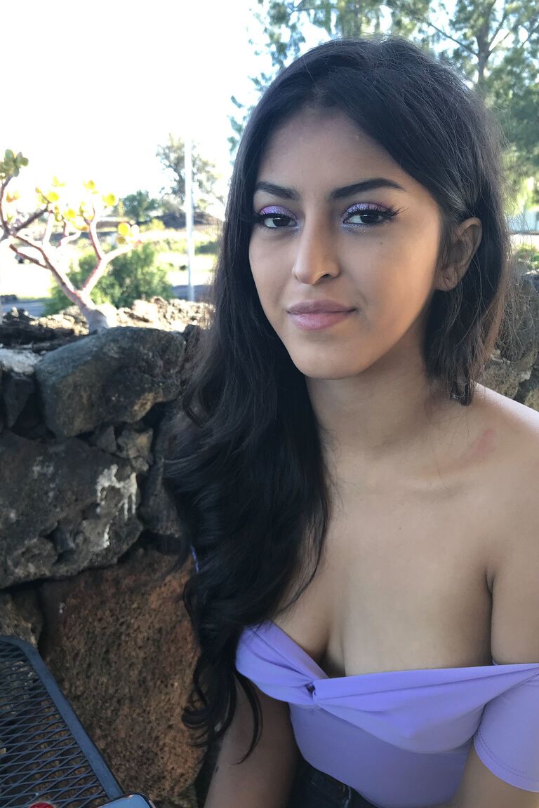 21P Sophia Leone, une jeune exotique, montre ses jolis seins.