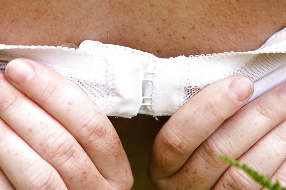 16P Garota gordinha com sardas e peitos grandes e naturais espalha a boceta peluda lá fora