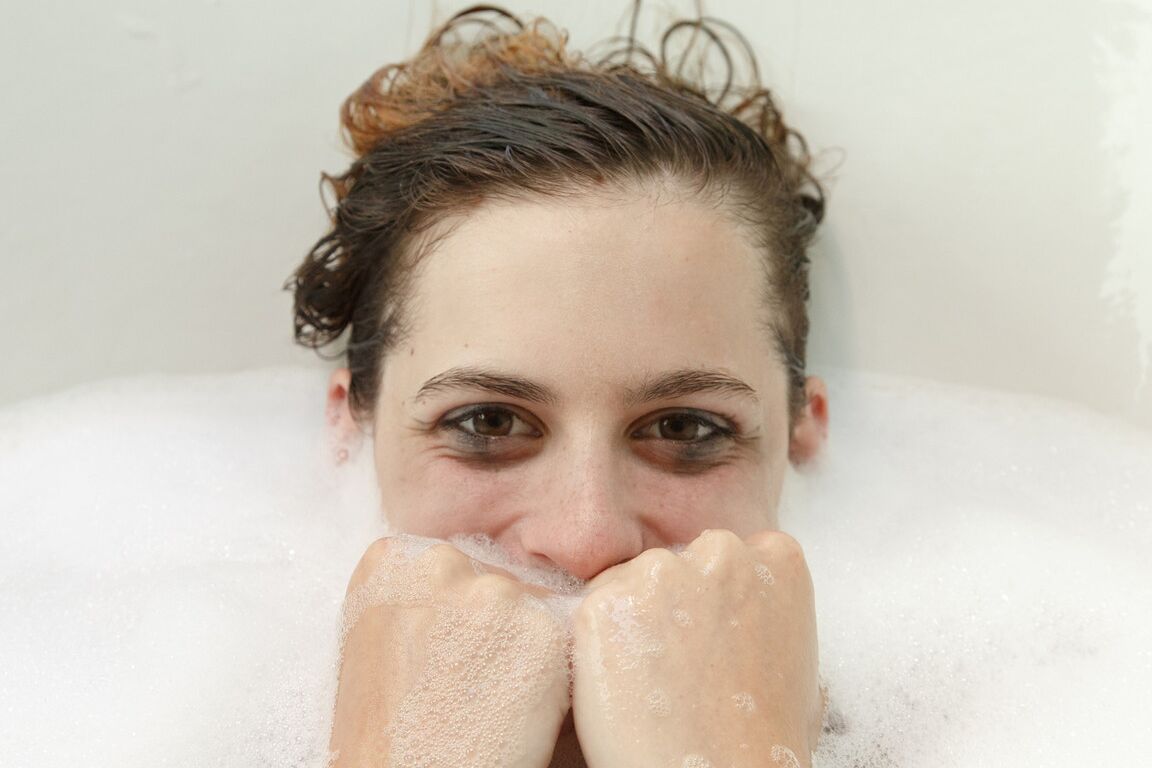 12P Petite amie adolescente naturellement plantureuse prenant un bain moussant et posant nue