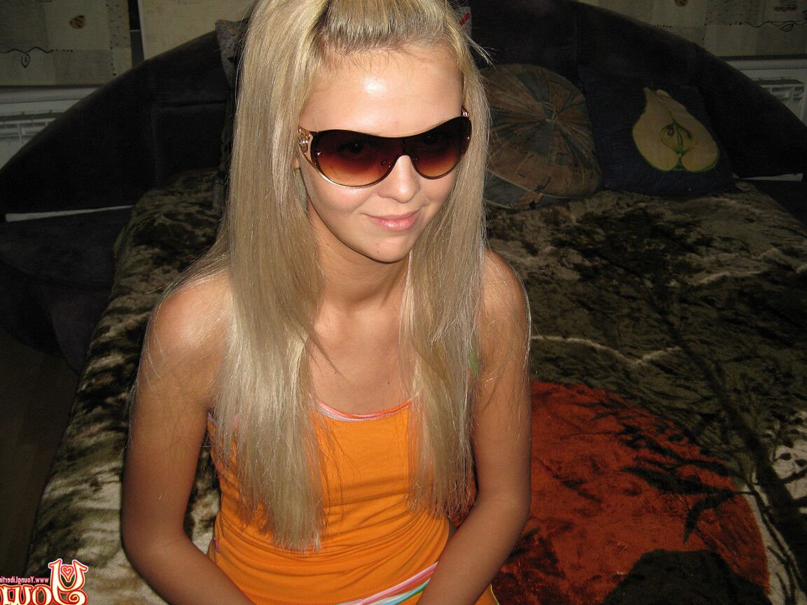 21P Die heiße Blondine Faith gibt ihrem Mann einen schlampigen Blowjob