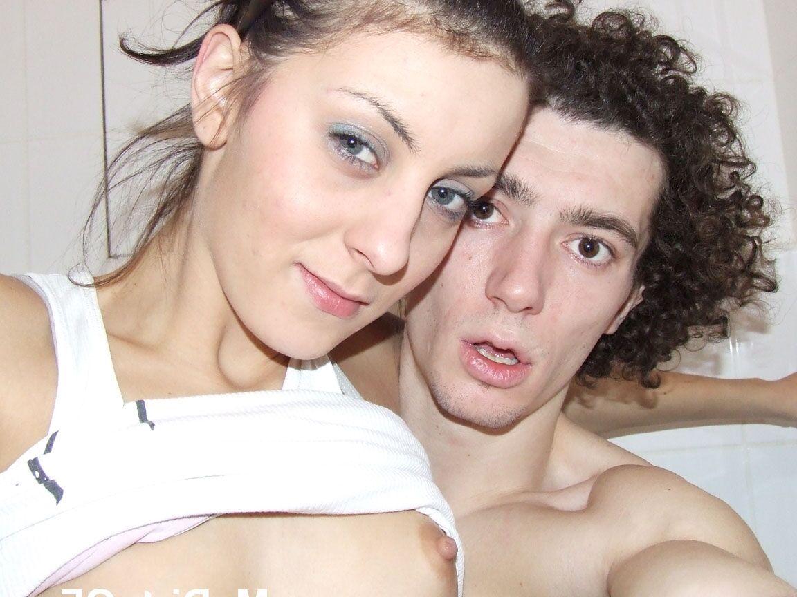 21P La linda novia amateur Nicky es filmada durante el sexo en el baño con su hombre