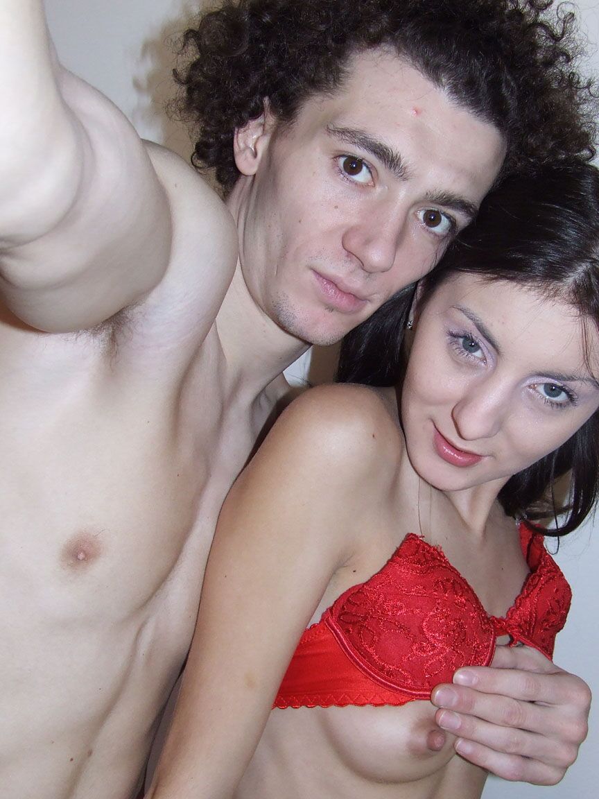 21P Nicky, petite amie maigre, prend la bite poilue de son copain au fond de sa chatte serrée