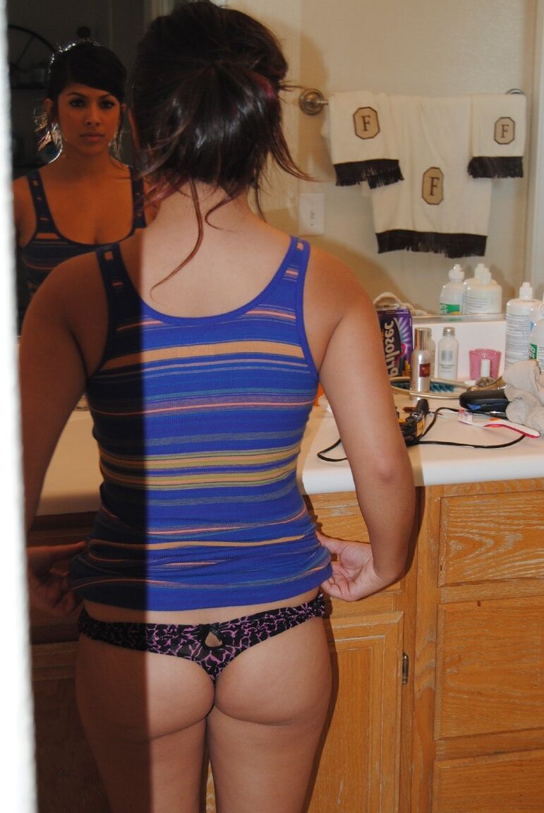 20P La superbe jeune amateur Layla montre ses seins juteux.