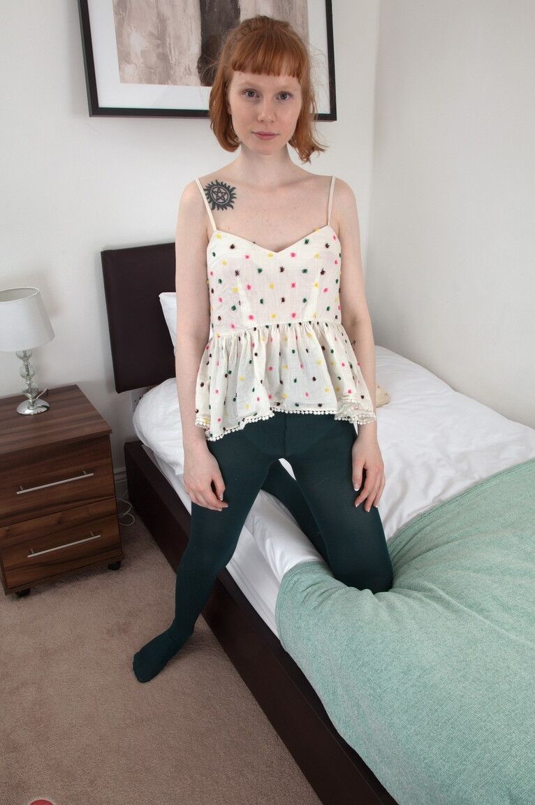 21P Ginger La noruega Bonni Belle pierde sus medias transparentes