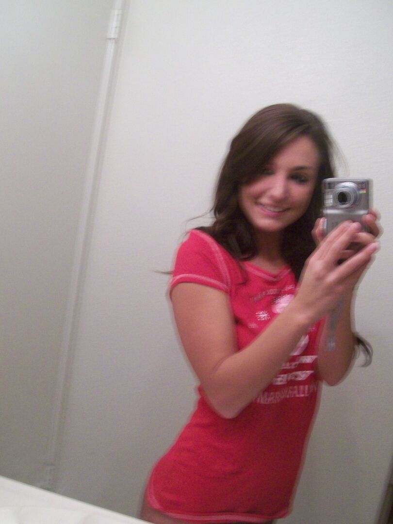 21P La caliente novia amateur Suzi se toma selfies de su cuerpo perfecto en el espejo