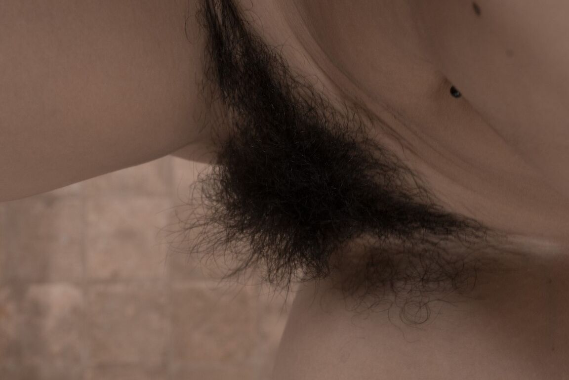 16P Modelo amateur gruesa expone su coño totalmente natural por primera vez