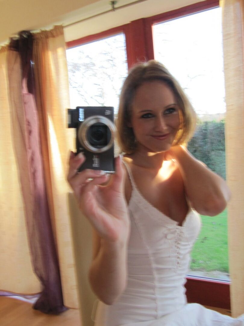 15P Blonde Amateurin macht Spiegel-Selfies, während sie sich in High Heels auszieht
