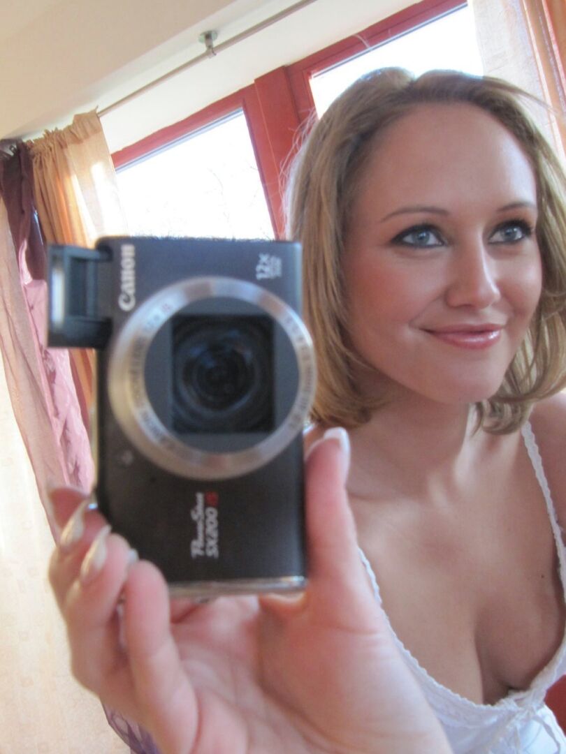 15P Blonde Amateurin macht Spiegel-Selfies, während sie sich in High Heels auszieht
