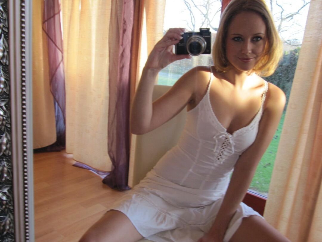 15P Blonde Amateurin macht Spiegel-Selfies, während sie sich in High Heels auszieht