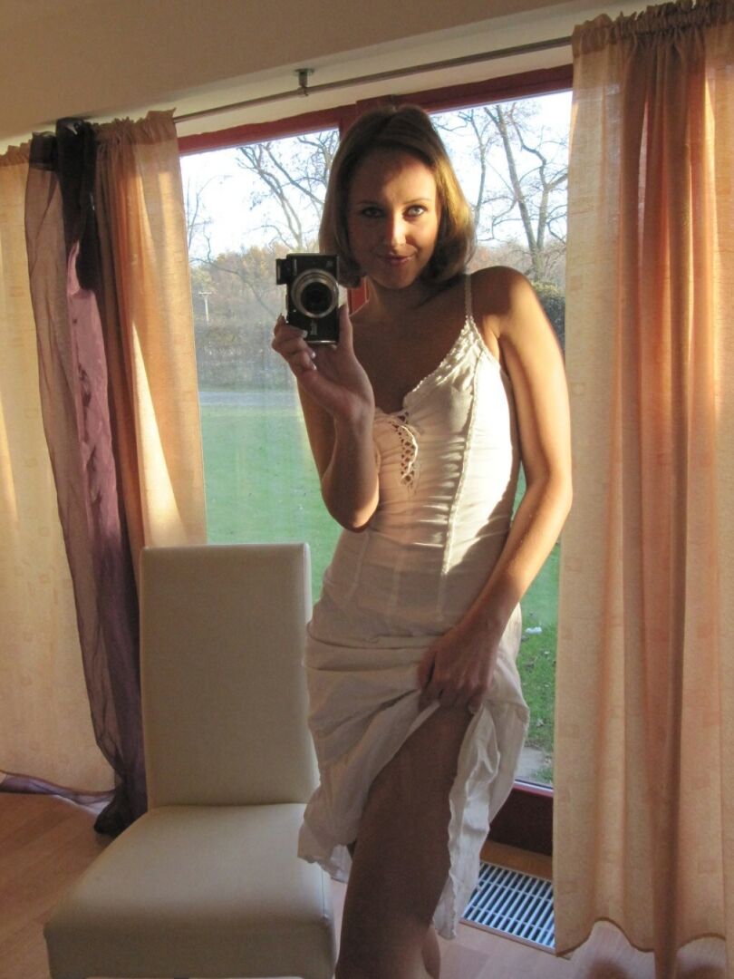 15P Blonde Amateurin macht Spiegel-Selfies, während sie sich in High Heels auszieht