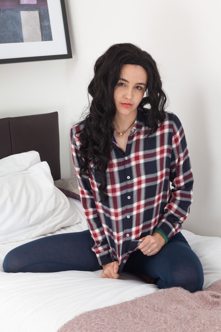 21P La amateur Sophie Smith muestra su chocho peludo y estira los labios de su coño