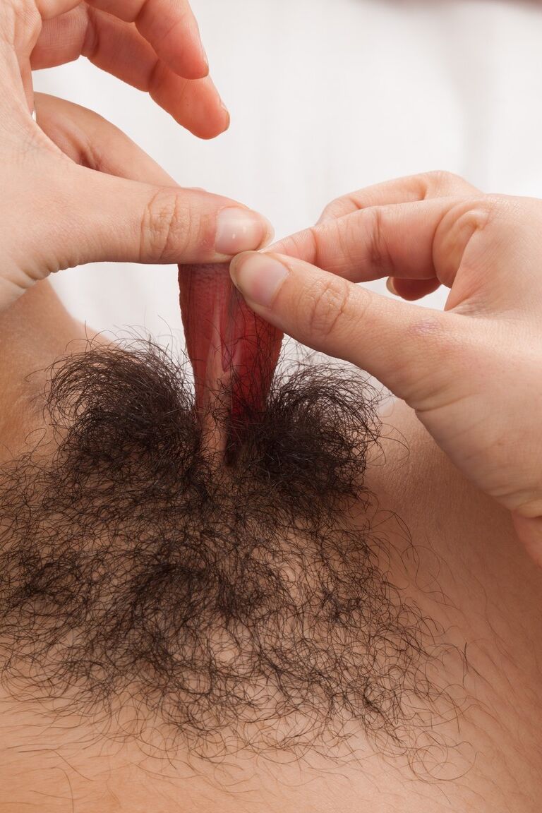 21P La amateur Sophie Smith muestra su chocho peludo y estira los labios de su coño