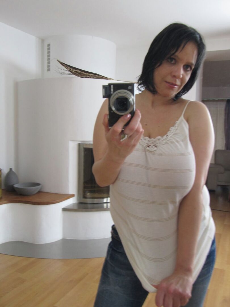 21P Amateur girlfriend Laurella lets out her massive breasts and poses in a solo