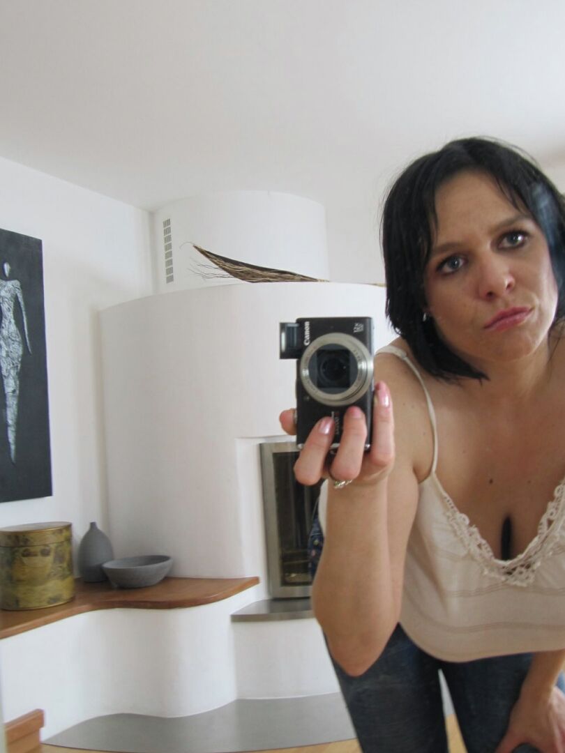 21P Amateur girlfriend Laurella lets out her massive breasts and poses in a solo
