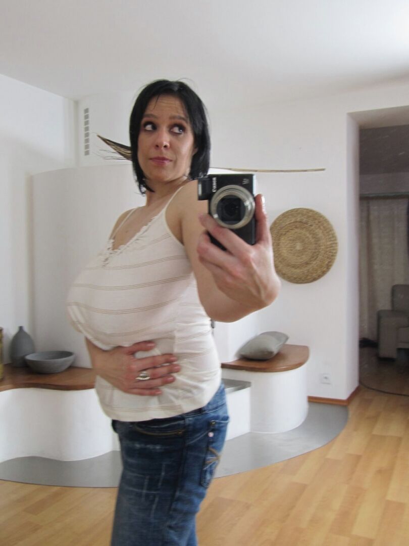 21P Amateur girlfriend Laurella lets out her massive breasts and poses in a solo