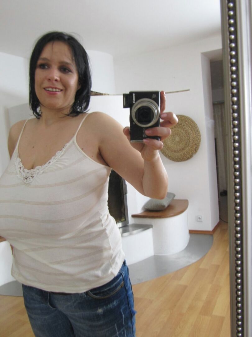 21P Amateur girlfriend Laurella lets out her massive breasts and poses in a solo