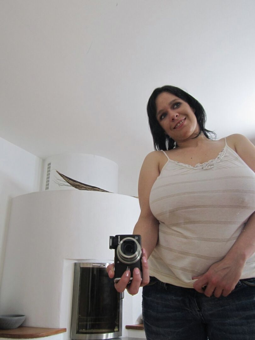 21P Amateur girlfriend Laurella lets out her massive breasts and poses in a solo