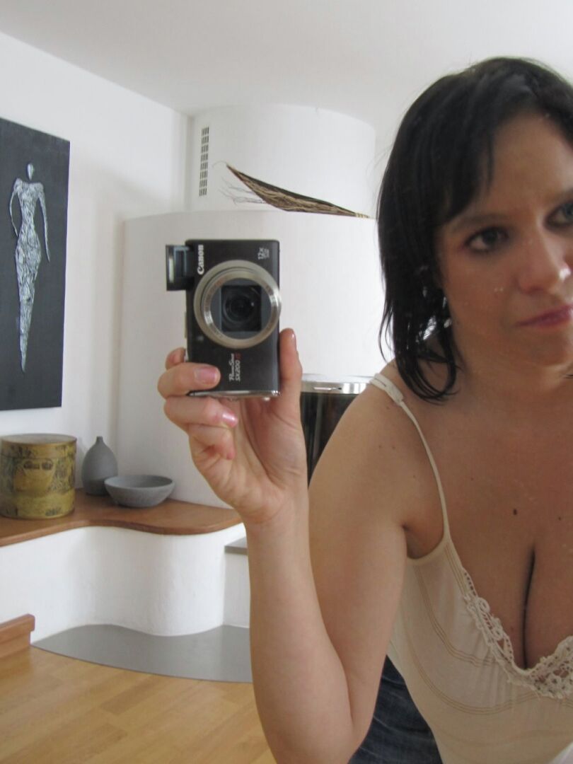 21P Amateur girlfriend Laurella lets out her massive breasts and poses in a solo