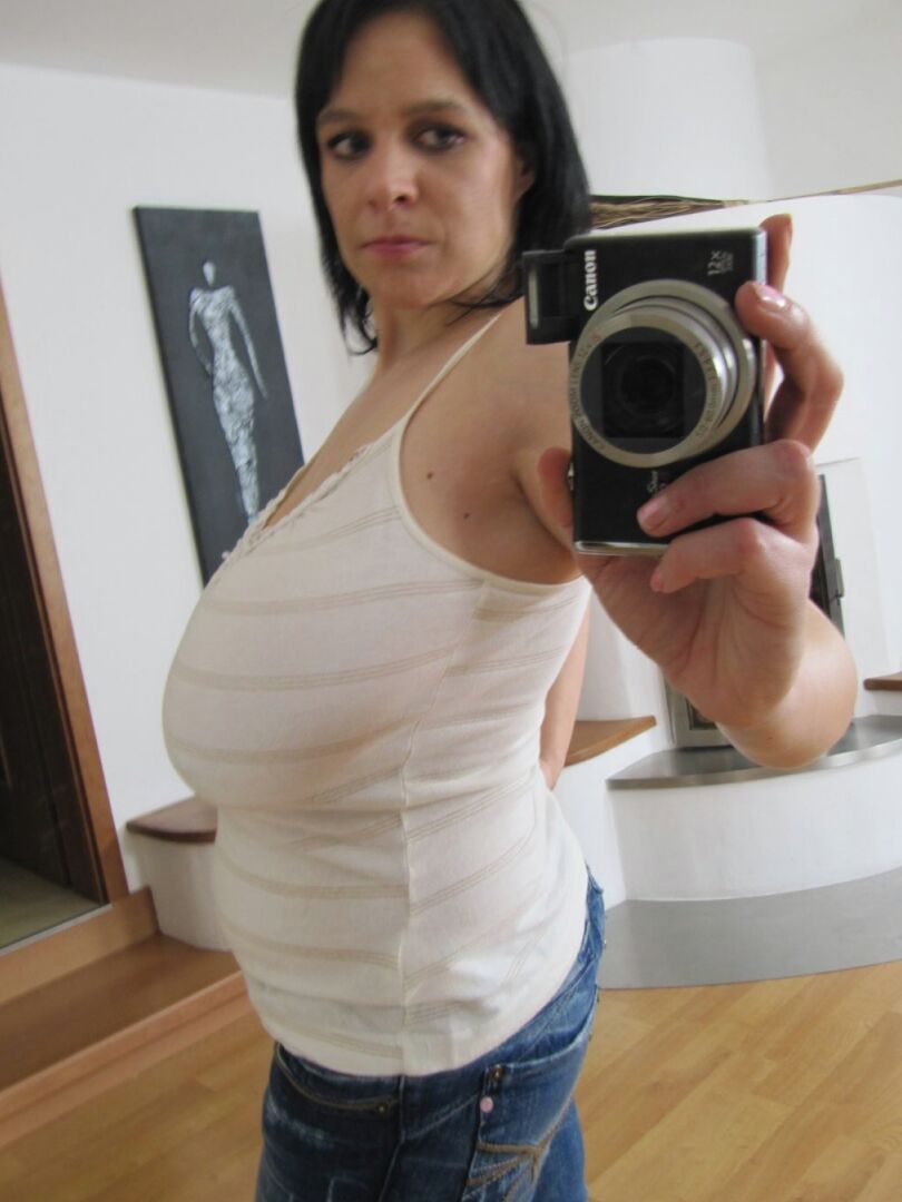 21P Amateur girlfriend Laurella lets out her massive breasts and poses in a solo