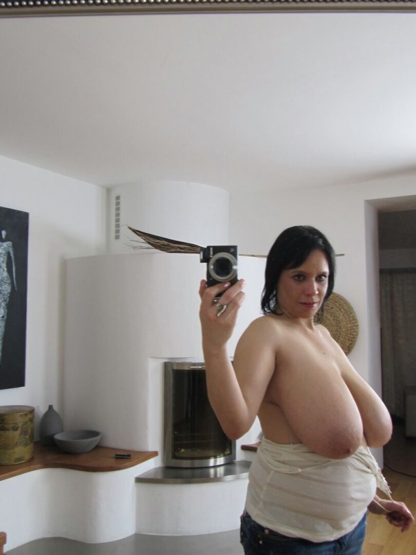 21P Amateur girlfriend Laurella lets out her massive breasts and poses in a solo