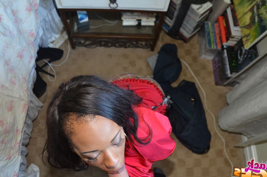 16P A primeira vez que a negra Carmel Bliss dá um POV interracial sexy bj