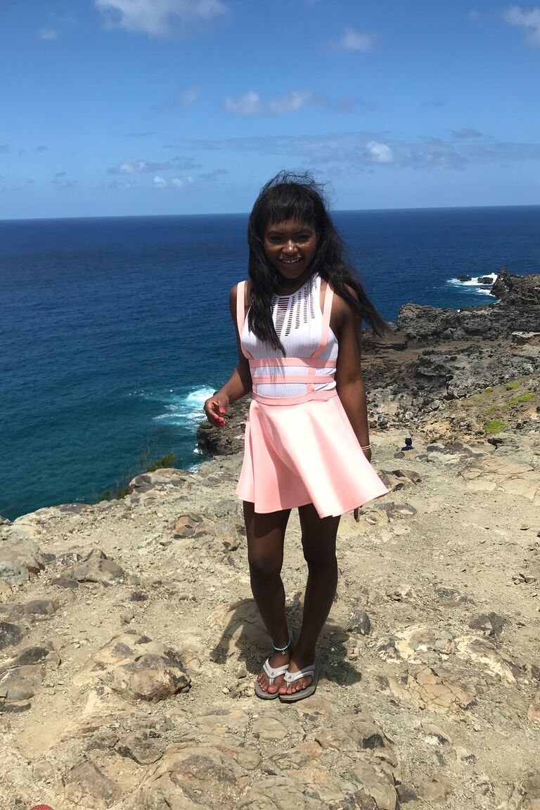 21P Petite ébano Noemie Bilas expondo seus seios, buceta e pés em um solo