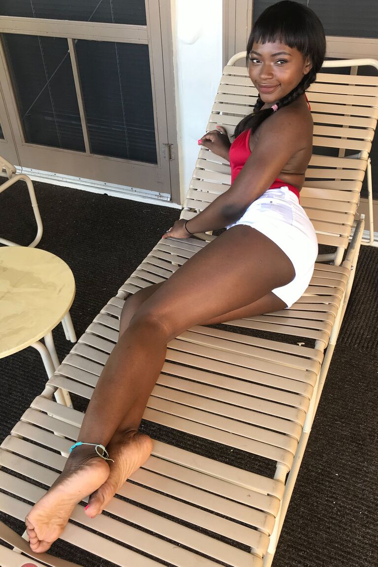 21P Petite ébano Noemie Bilas expondo seus seios, buceta e pés em um solo