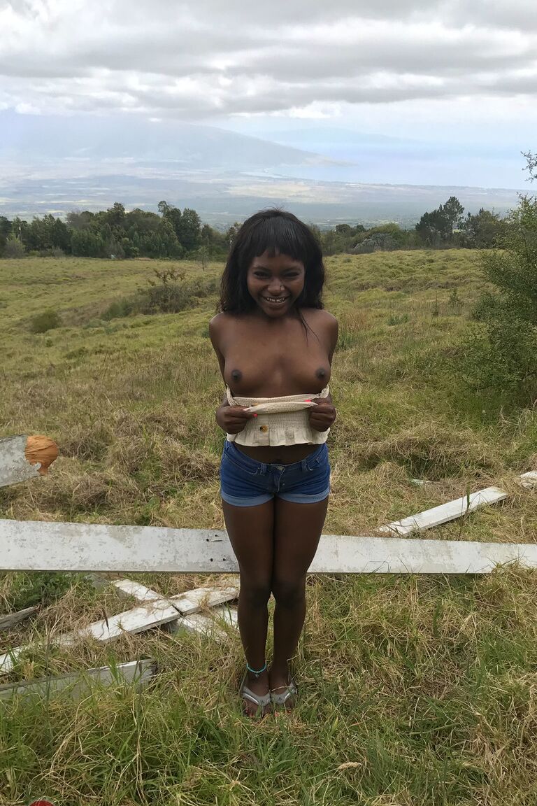 21P Petite ébano Noemie Bilas expondo seus seios, buceta e pés em um solo
