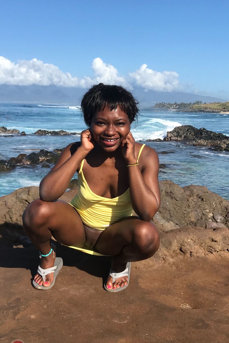 21P Petite ébano Noemie Bilas expondo seus seios, buceta e pés em um solo