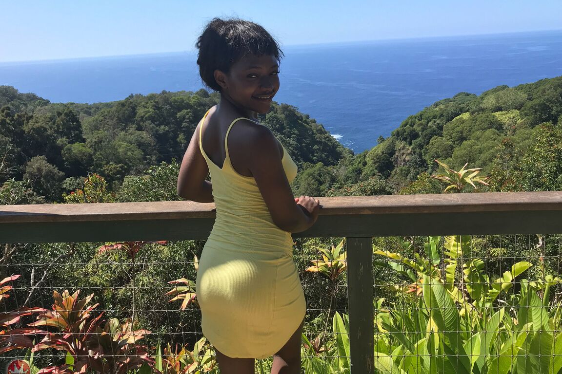 21P Petite ébano Noemie Bilas expondo seus seios, buceta e pés em um solo