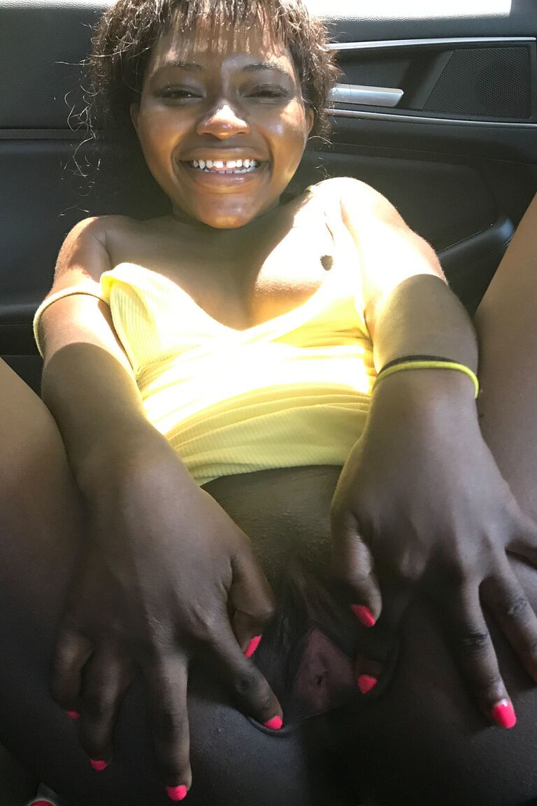 21P Petite ébano Noemie Bilas expondo seus seios, buceta e pés em um solo