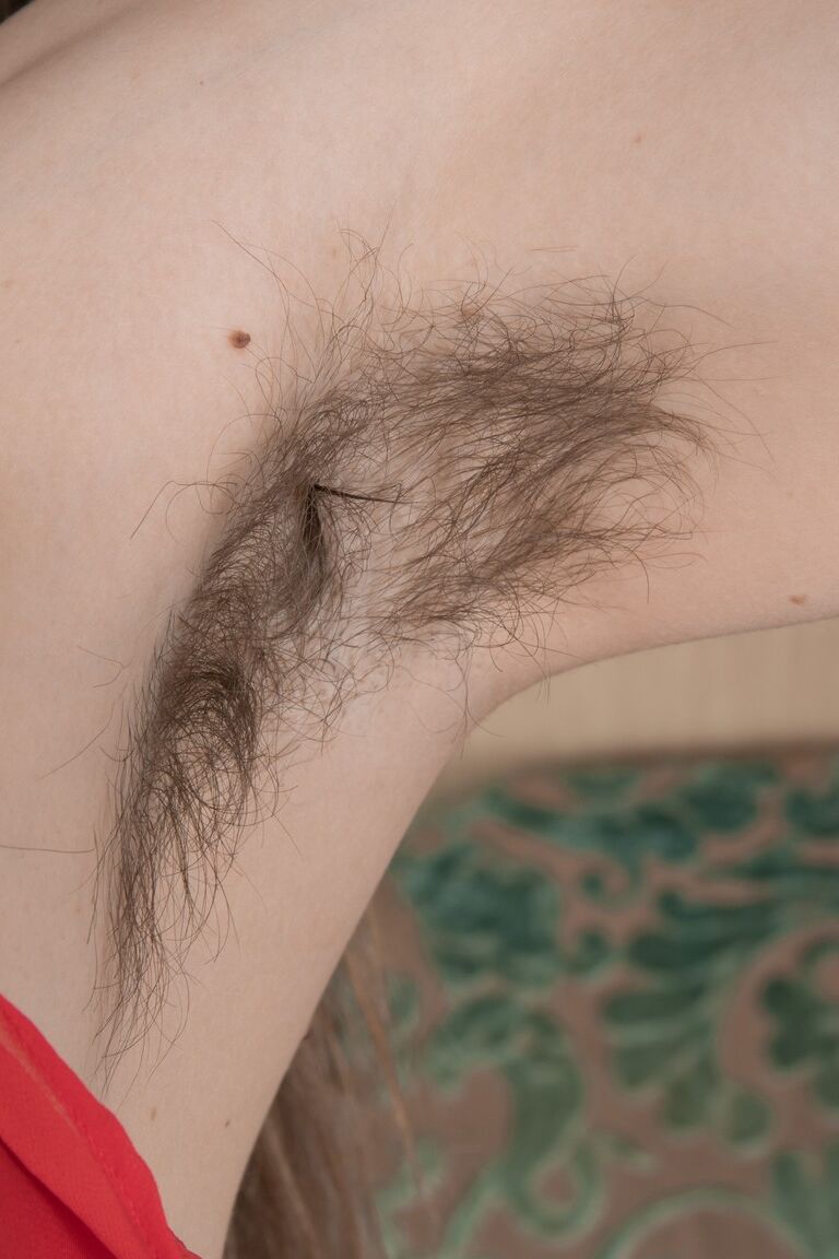 20P Linda garota morena com meias sensuais Donatella apresenta seu corpo peludo solo