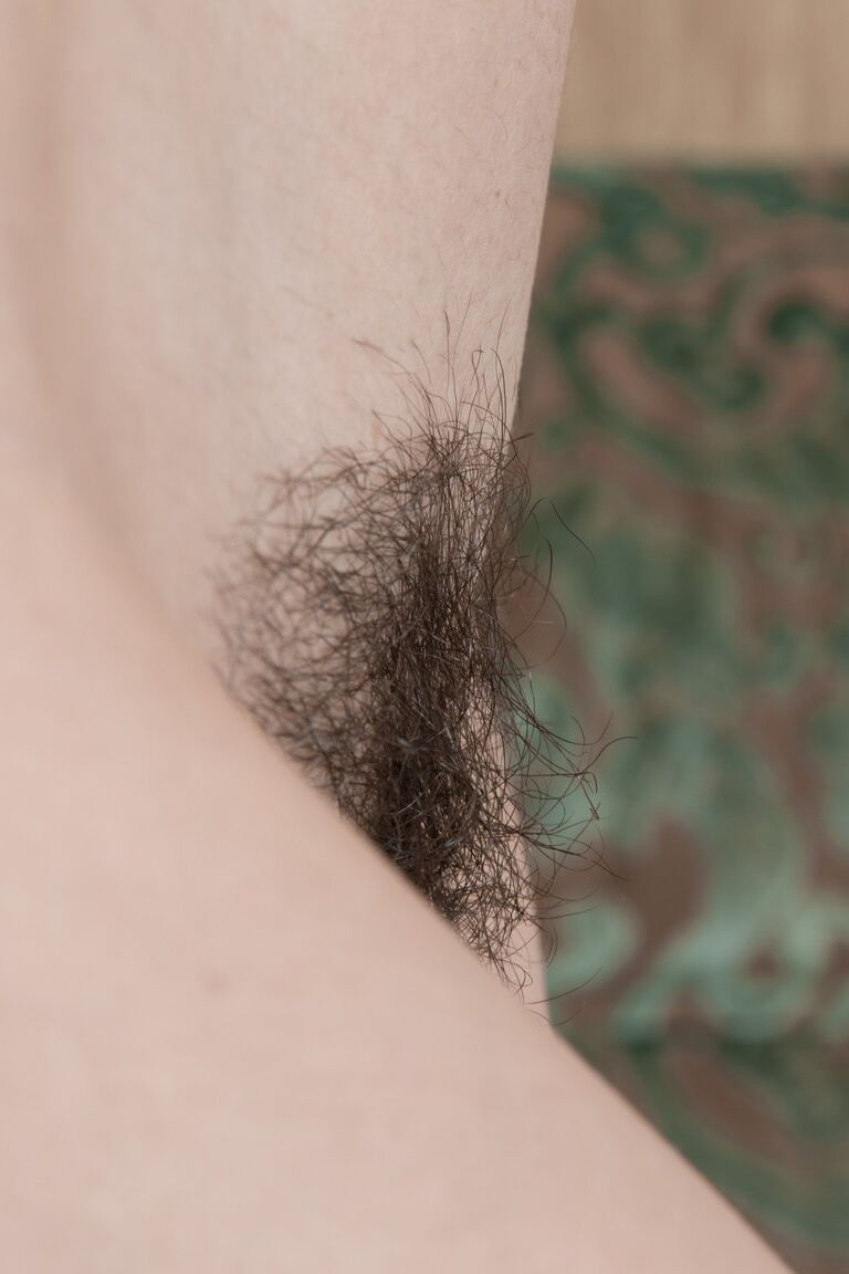 20P Linda garota morena com meias sensuais Donatella apresenta seu corpo peludo solo