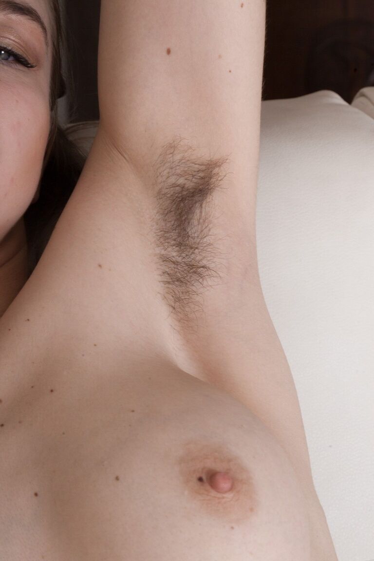 17P Kristinka, blonde et poilue, se déshabille sur le canapé et pose nue.