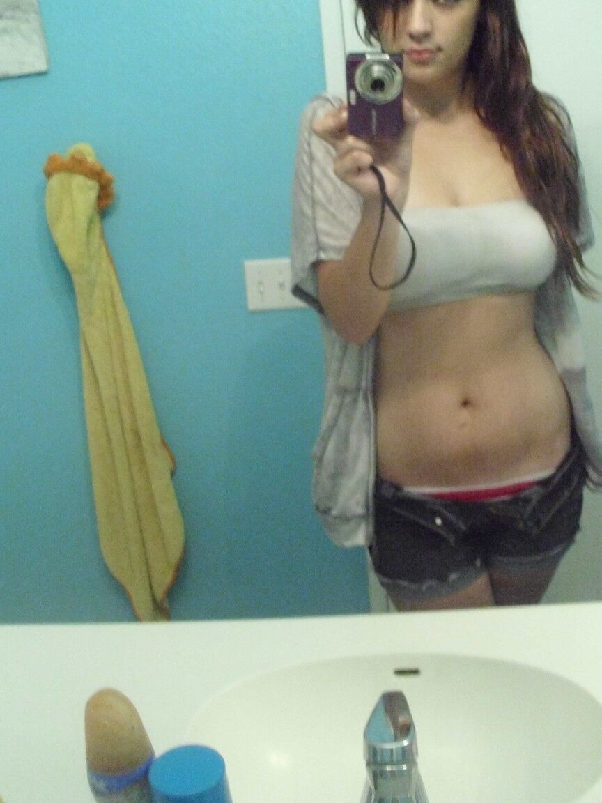 21P Samantha, la novia adolescente naturalmente tetona, se toma selfies de su cuerpo sexy