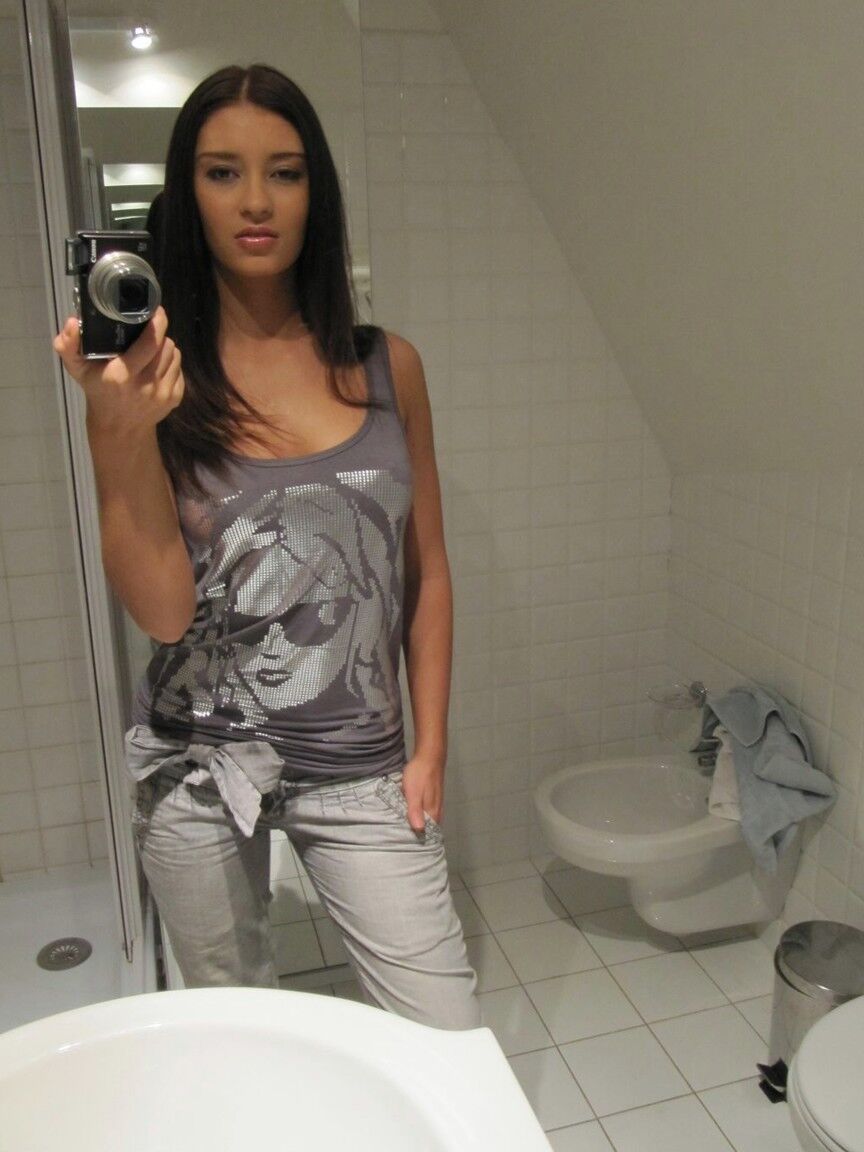15P Amateur-Tussi macht Spiegel-Selfies, während sie sich im Badezimmer nackt auszieht
