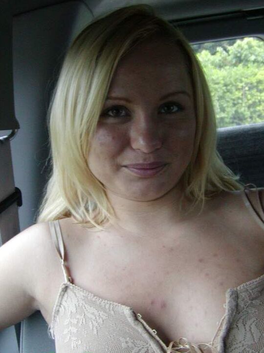 21P Die mollige Blondine April entblößt ihre gepiercten Nippel und wird im Auto beschimpft
