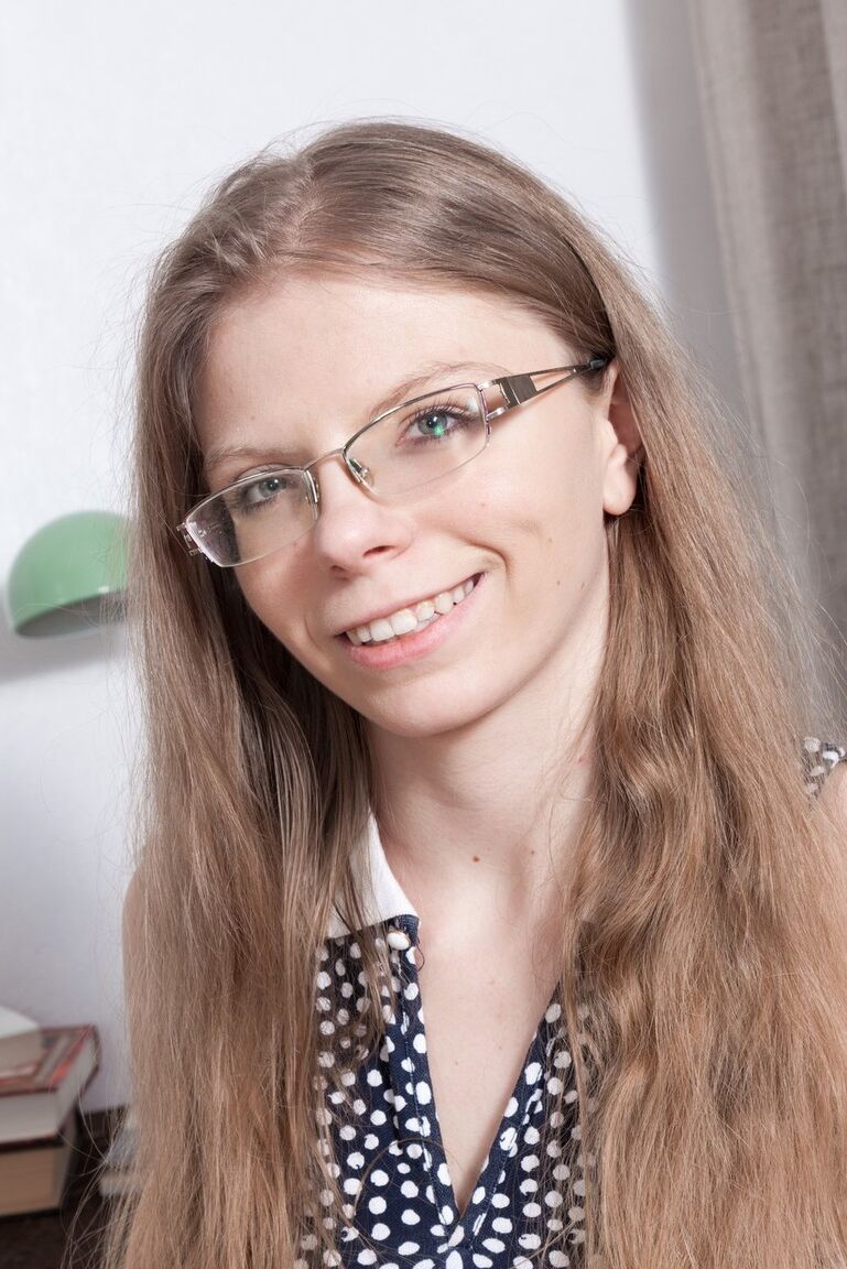 16P Ekaterina Ananasova, vêtue de lunettes, montre ses jolis seins.