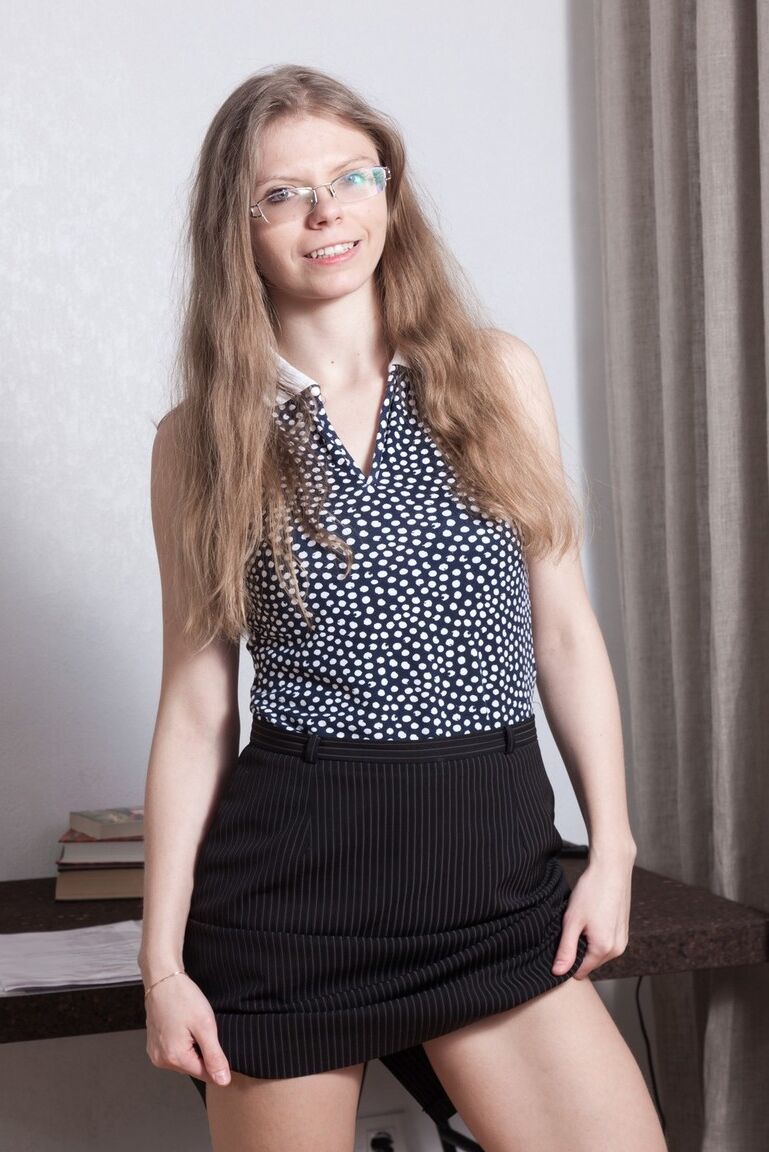 16P Ekaterina Ananasova, vêtue de lunettes, montre ses jolis seins.
