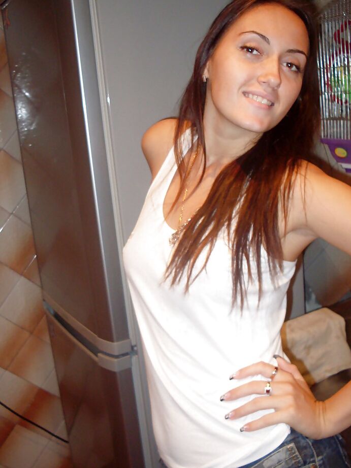 16P Tempting amateur with shaved slit stripping off her clothes on camera