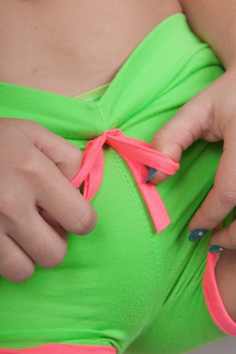 21P Cutie de shorts Tanita tira a roupa e exibe sua vagina peluda na cozinha