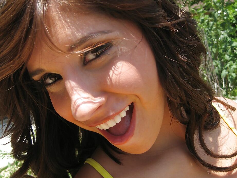 16P La sexy novia Miley Ann se desnuda para hacer fotos amateur de su cuerpo