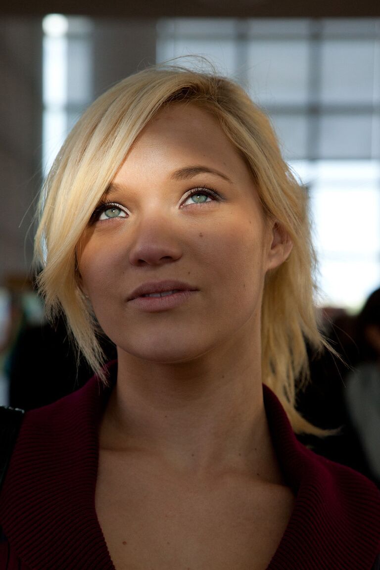 11P La joven rubia platino Tegan Summers posa
