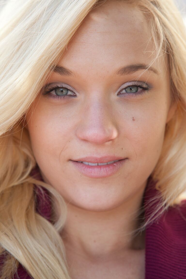 11P La joven rubia platino Tegan Summers posa