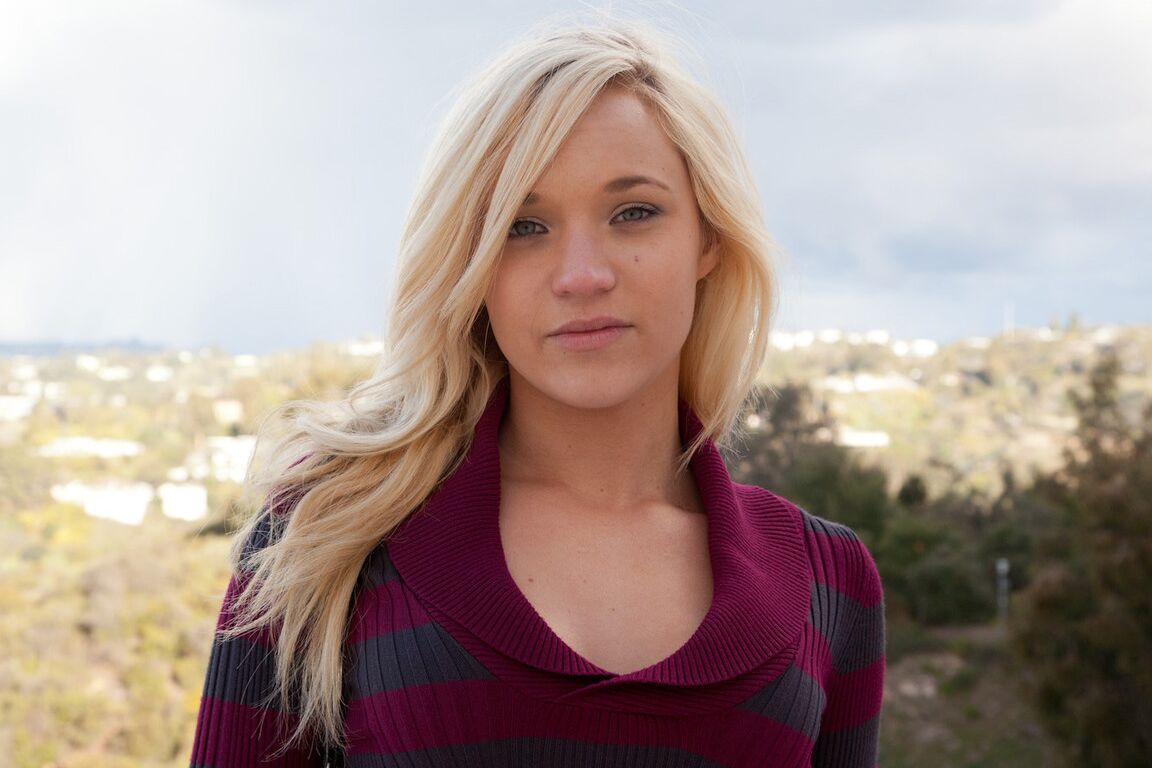 11P La joven rubia platino Tegan Summers posa