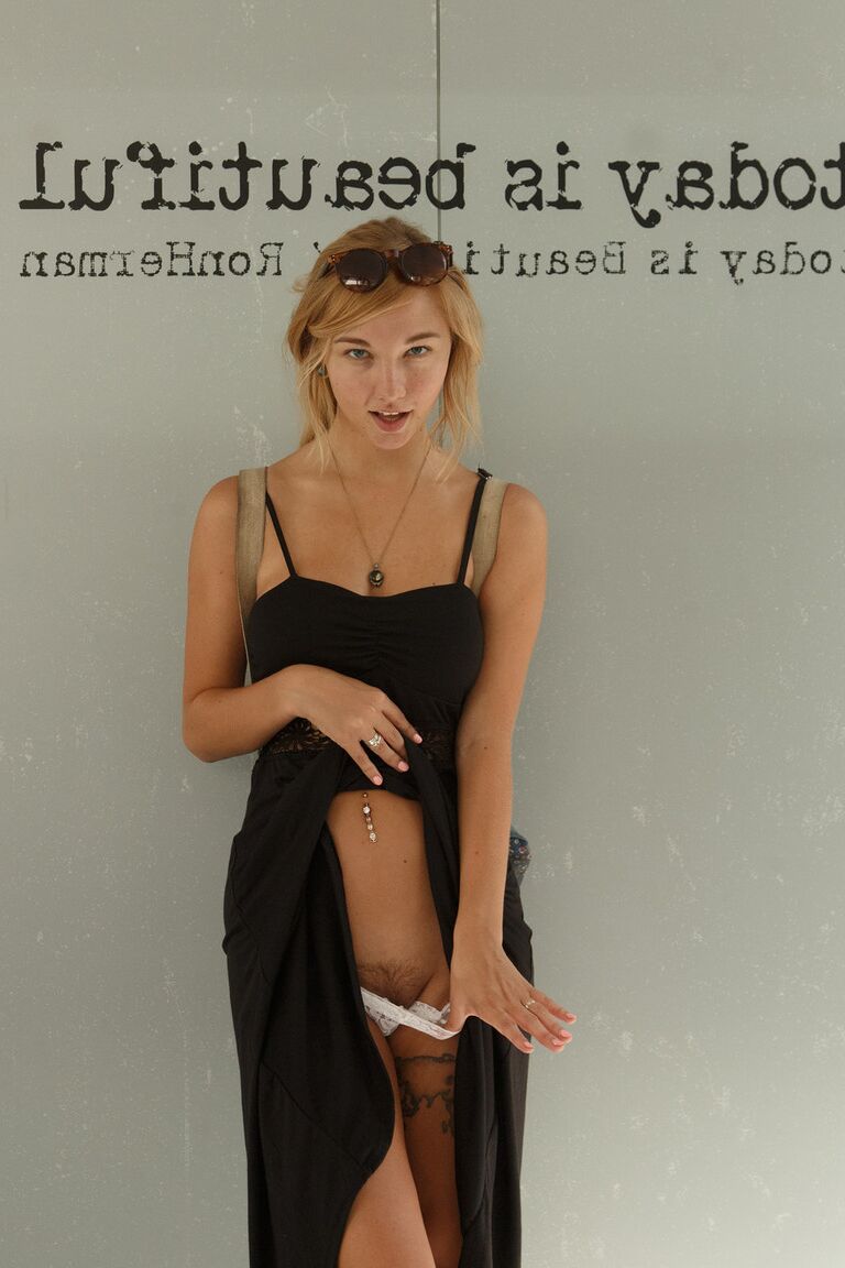 11P A namorada adolescente Lily Ivy mostra sua bunda e seios naturais incríveis em público