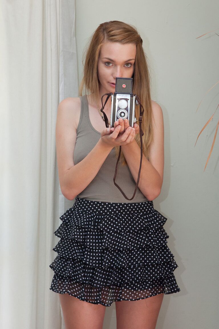 11P Courtney Laudner, une adolescente aux gros seins, enlève sa jupe et pose en culotte.